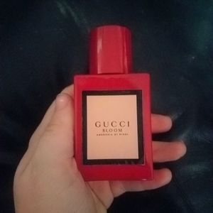 Gucci bloom ambrosia di fiori.